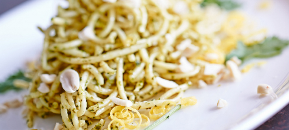 Spaghetti mit Zitronen-Erdnuss-Pesto