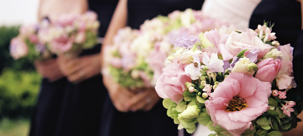 Hochzeitspaare mit Blumen