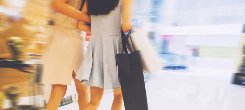 Zwei Frauen beim Shopping