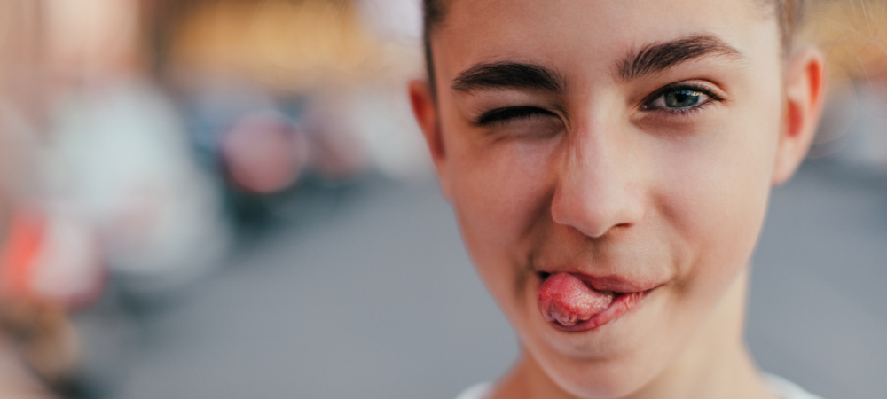 Teenager streckt die Zunge raus