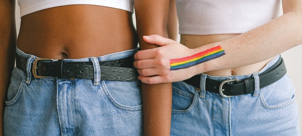zwei Frauen halten Händchen, bisexuell