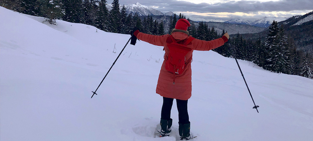 Yoga in den Bergen: Frau im Schnee