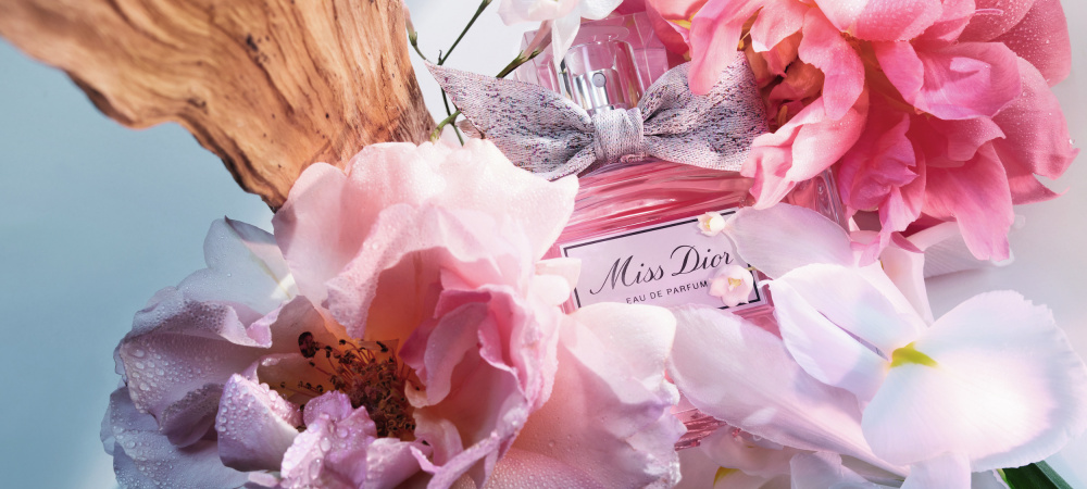 Liebe auf den ersten Duft: Das neue „Miss Dior“-Parfum gibt uns das Gefühl von Schmetterlingen im Bauch