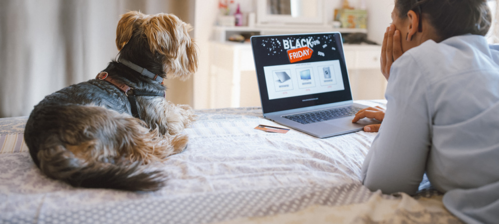 Frau mit Hund vorm Computer: Onlineshopping