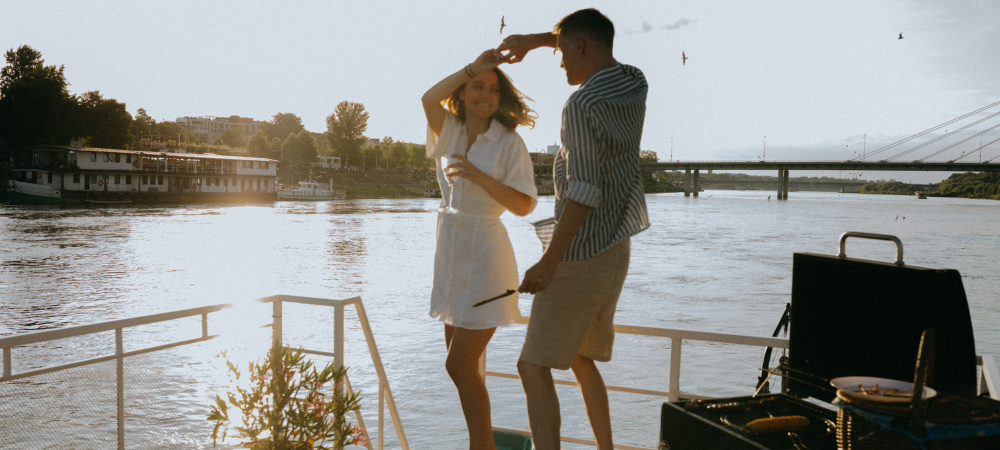 Mann und Frau tanzen auf einem Steg, ist Dating heute komplizierter als früher?