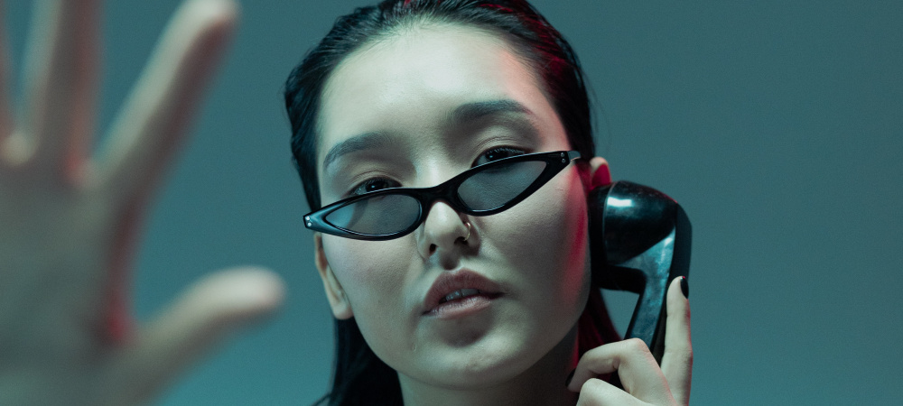 Asiatisch, Frau, Sonnenbrille, Handzeichen stop