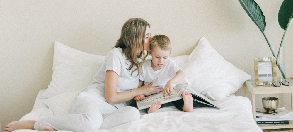 Mutter liest zusammen mit Sohn