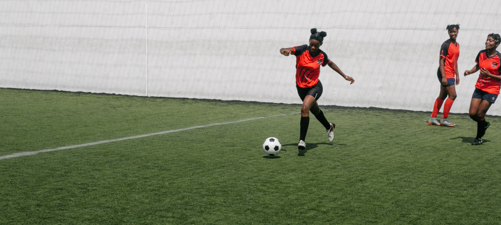 Junge Frau spielt Fußball
