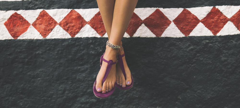 Sandalen im Sommer: Fußpflege mit Fußschaum