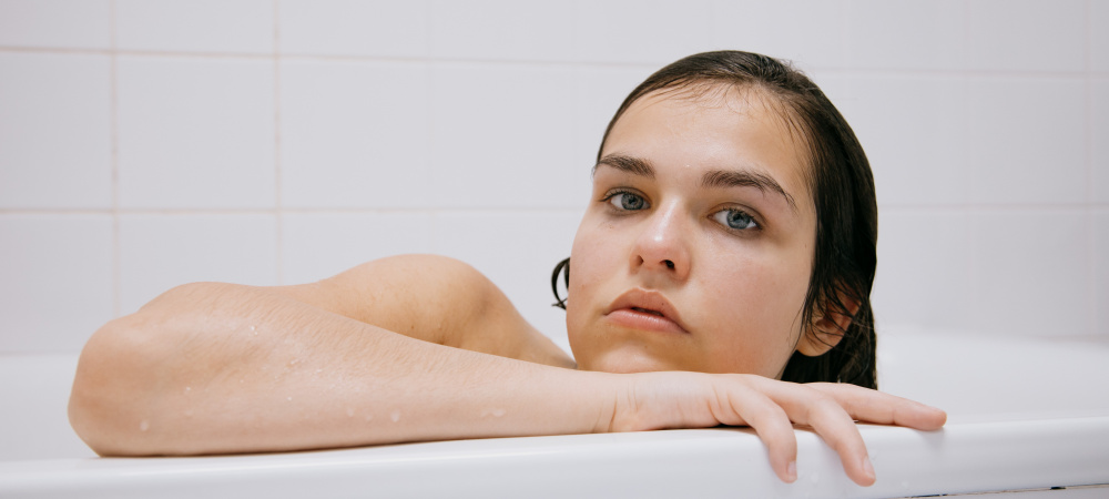 Schädlich für Haut und Umwelt: Diese 3 Skincare-Produkte solltest du aus deinem Badezimmer verbannen