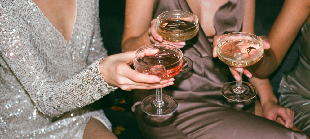 Frauen mit Champagner SIlvester überleben