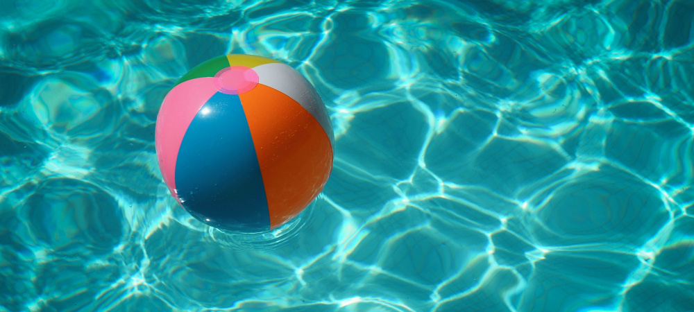 Bunter Wasserball treibt in einem Pool