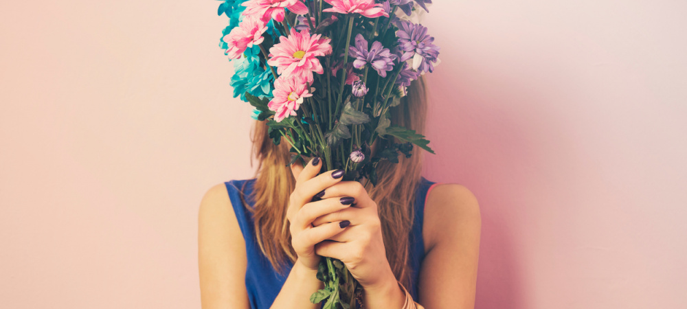 Frau mit Blumenstrauß: Valentinstag als Single