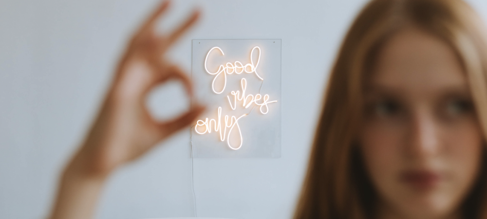 "Good vibes only"-Neonschild, toxic positivity