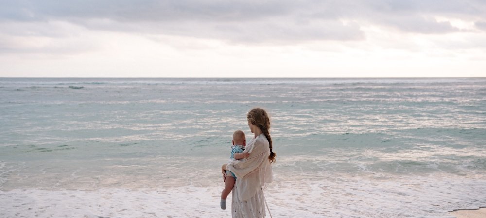 Mutter mit Kind am Strand, will ich wirklich ein Kind?