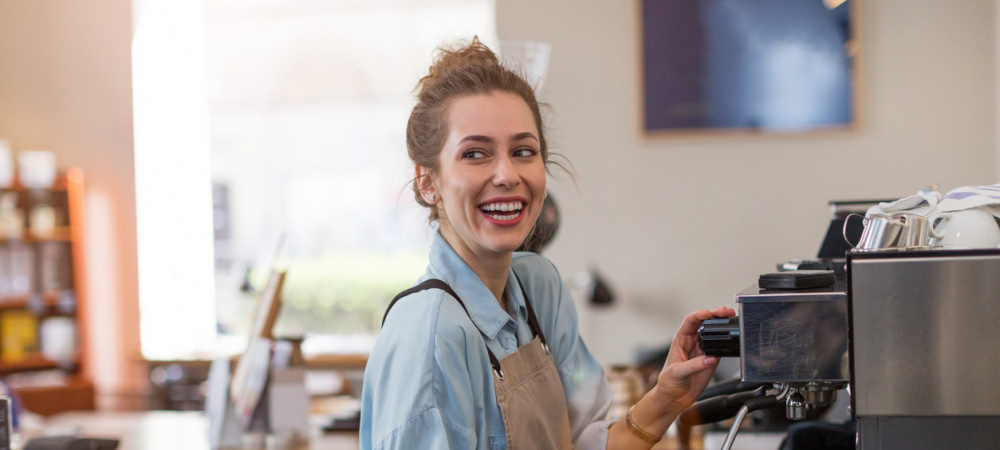 Frau an Kaffeemaschine: Zukunft der Arbeitswelt