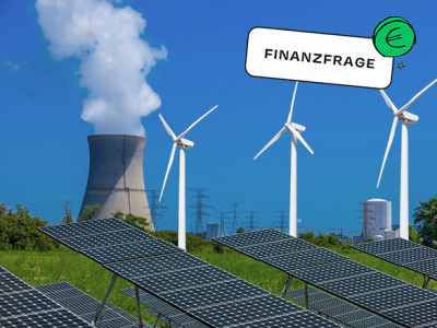 Solarenergiepanels, Windkrafträder und im Hintergrund ein Atomkraftwerk