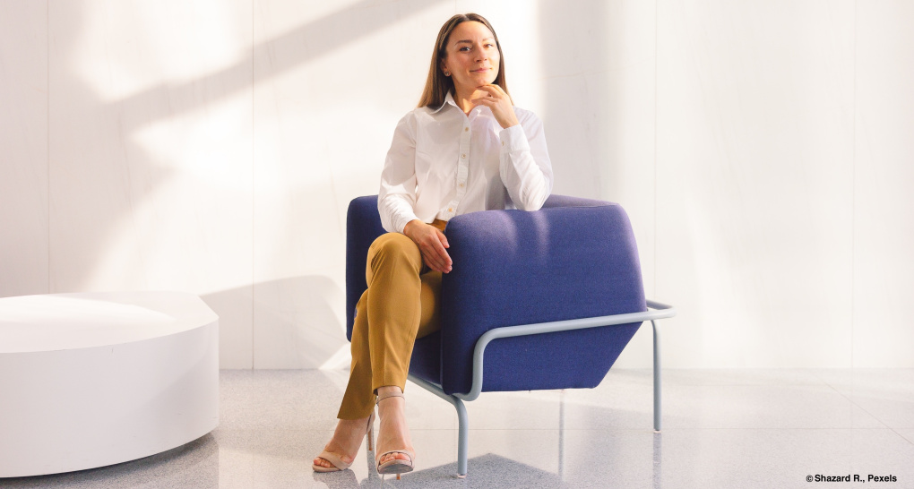 Junge Frau auf blauem Stuhl sitzend