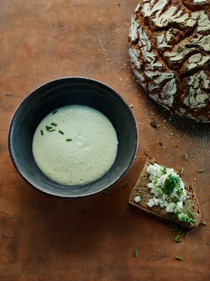 Topinambur-Lauch-Riesling-Suppe mit Hüttenkäse-Schnittlauch-Brot