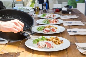 Mit Parmaschinken umwickelte Hähnchenbrust mit Frischkäse-Füllung