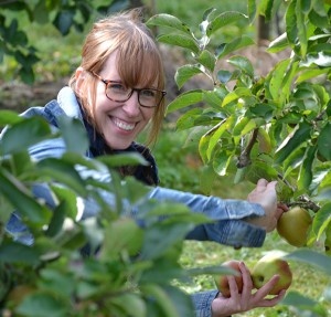 Stefanie Mixa bei der Apfelernte