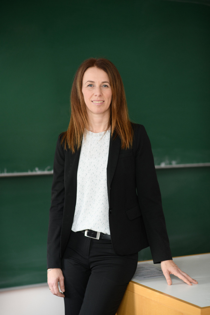 Alexandra Niessen-Ruenzi im Hörsaal, Professorin an der Universität Mannheim