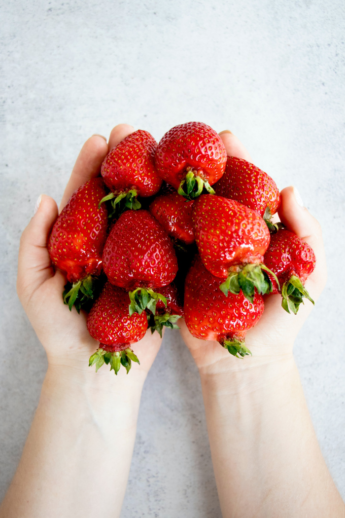 Erdbeeren in zwei Händen gehalten