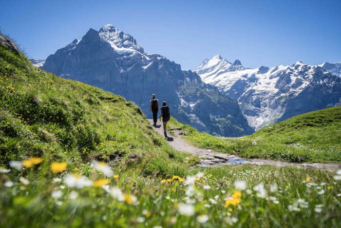 Jana und Judith beim Wandern auf der Grindelwald First