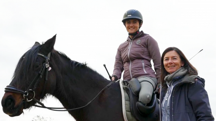 Dressurreiterin Julia Porzelt auf ihrem Pferd mit ihrer Mutter
