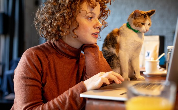 Frau am Laptop mit Katze