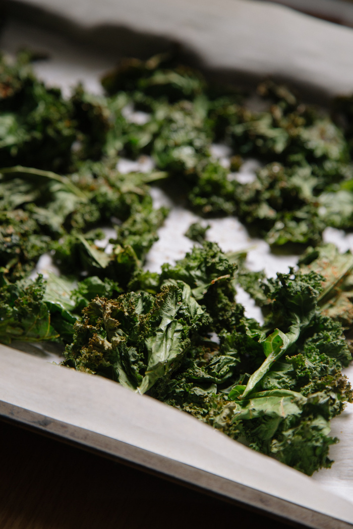Kale Chips auf einem Blech, vegane Snacks