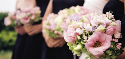 Hochzeitspaare mit Blumen
