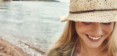 Vegane Kosmetik: Frau macht Strandspaziergang