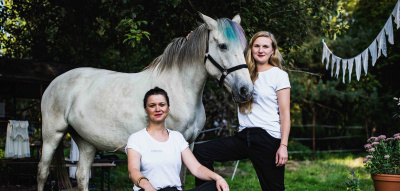 Die Einhorn-Coaching Gründerinnen mit einem ihrer Pferde