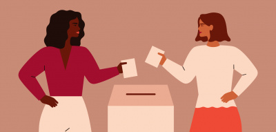 Zwei Frauen an der Wahlurne