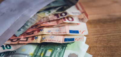Euro-Geldscheine schauen aus einem Briefumschlag