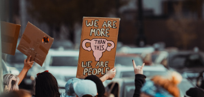 Uterus-Zeichnung und Aufschrift: We are more than this. We are people. 