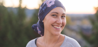 Diagnose Brustkrebs, Frau lächelt