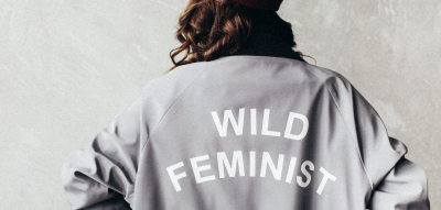 Frau trägt Jacke mit der Aufschrift "Wild Feminist", diese Feministinnen solltest du kennen