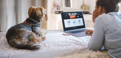 Frau mit Hund vorm Computer: Onlineshopping
