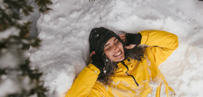 Inneren Frieden finden – Frau im Schnee