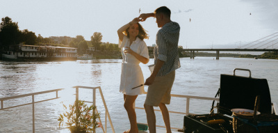 Mann und Frau tanzen auf einem Steg, ist Dating heute komplizierter als früher?