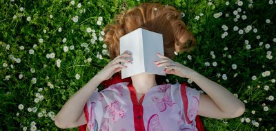 Warum Bücher lesen so wichtig für uns ist: Frau liest