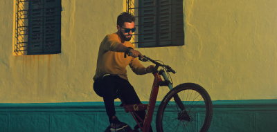 Mann auf Fahrrad 