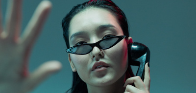 Asiatisch, Frau, Sonnenbrille, Handzeichen stop
