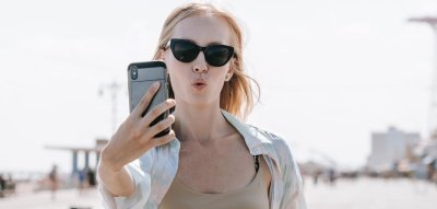Frau, die ein Selfie macht: Hate-Following