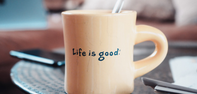 Tasse mit der Aufschrift "Life is good" 