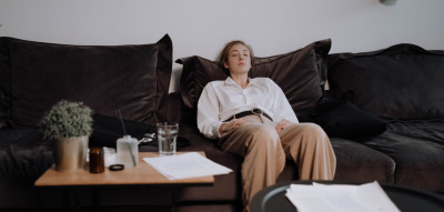 Frau auf der Couch schlecht geschlafen Energiebooster