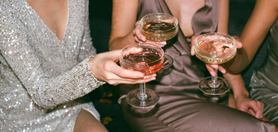 Frauen mit Champagner SIlvester überleben