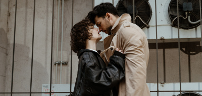 Mann und Frau küssen sich Sternzeichen Dating